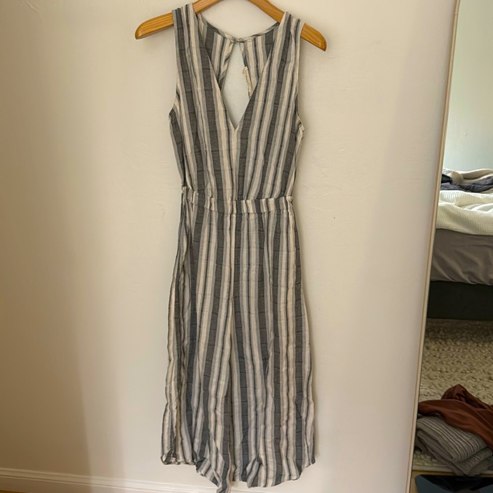 Cute linen jumpsuit with open back and elastic waistband